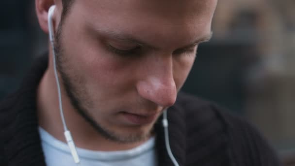 young adult listening to music - Záběry, video