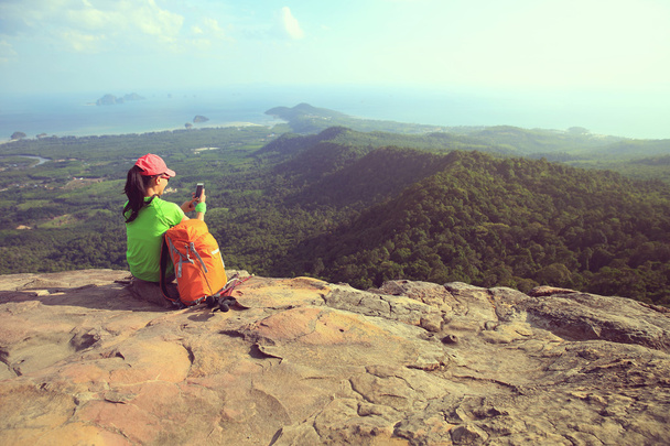 Giovane escursionista donna scattare foto
  - Foto, immagini