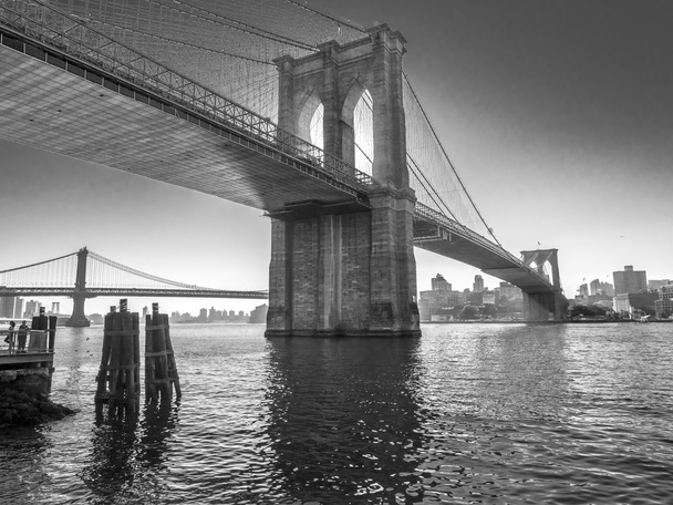 Brooklyn Bridge in de vroege ochtend - Foto, afbeelding