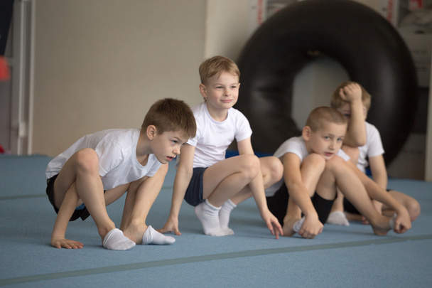 Gomel, Bielorrusia - 30 de abril de 2016: deportes entre niños y niñas nacidos en 2005-2006 estilo libre. Palacio de Deportes Acuáticos
 - Foto, imagen