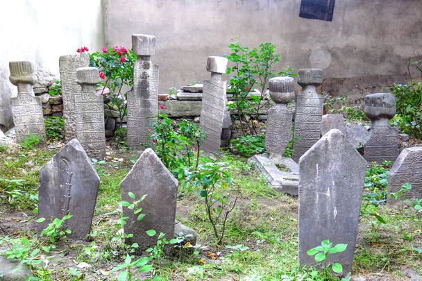 Cementerio turco en una calle de Estambul, Turquía
 - Foto, Imagen