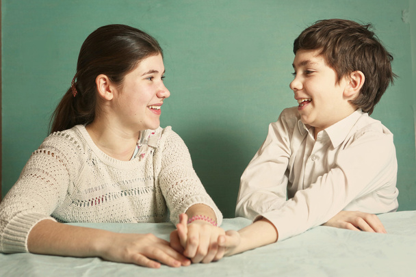 Junge und Mädchen beim Armdrücken - Foto, Bild
