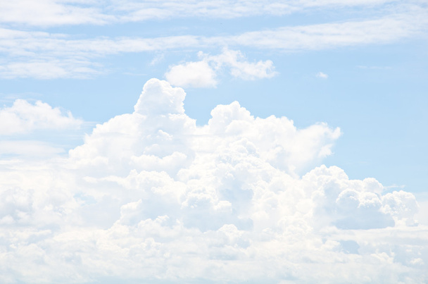 witte wolken over blauwe hemel - Foto, afbeelding