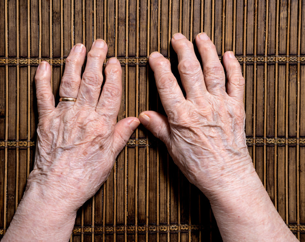  yaşlı kadının elleri buruşuk - Fotoğraf, Görsel