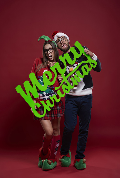 Feliz pareja nerd en ropa de Navidad
 - Foto, imagen