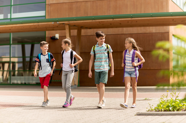 Skupina studentů radost základní škola chůze - Fotografie, Obrázek