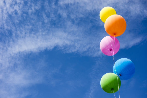 Palloncini colorati sopra il cielo
 - Foto, immagini