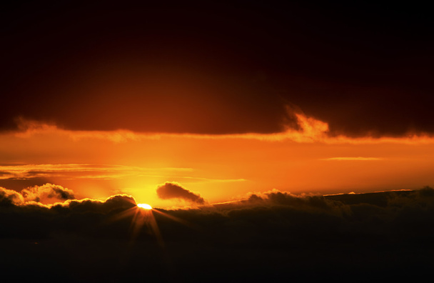 красивый закат с впечатляющими облаками - Фото, изображение