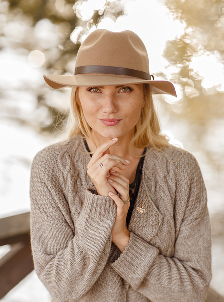 Portret van een jonge blonde vrouw met sproeten dragen van een hoed in t - Foto, afbeelding