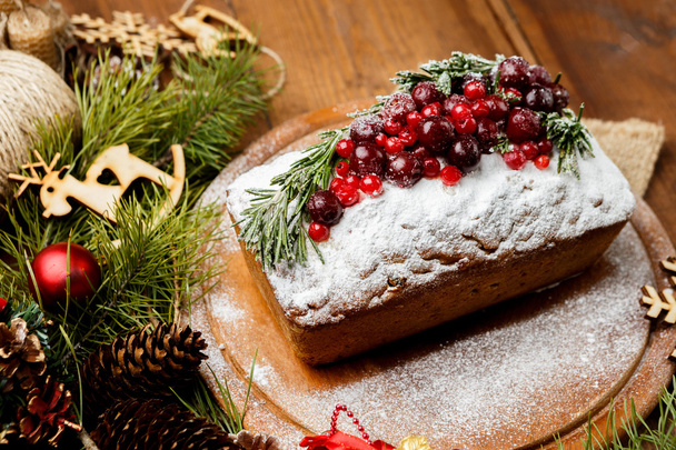 Homemade christmas cake with wild berries - Φωτογραφία, εικόνα