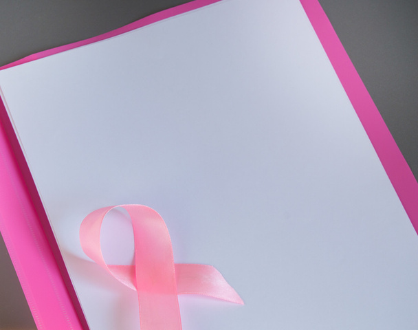 Nastro rosa su un pezzo di carta per sensibilizzare il cancro al seno, copiare lo spazio
 - Foto, immagini