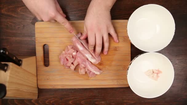 Cutting meat for food preparation - Video