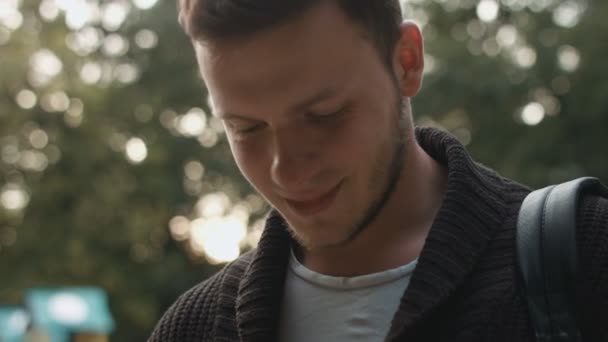 Slow Motion Retrato de feliz bonito caucasiano homem sorrindo na cidade pessoas reais série
 - Filmagem, Vídeo
