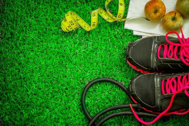 sportschoenen op de achtergrond van groen gras - Foto, afbeelding