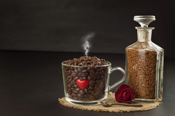 Granulat von Instant-Kaffee Hintergrund. Instantkaffee in einer Glasschale. Herstellung von löslichem Kaffee. Kaffee im Laden dekorieren. - Foto, Bild