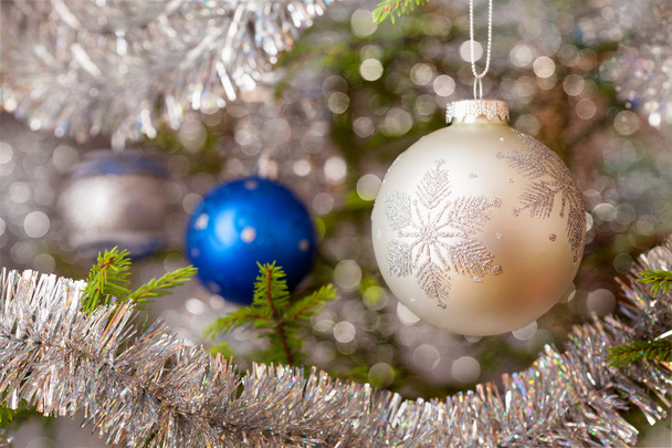 Díszített karácsonyfa dekoráció-csecsebecse - Fotó, kép