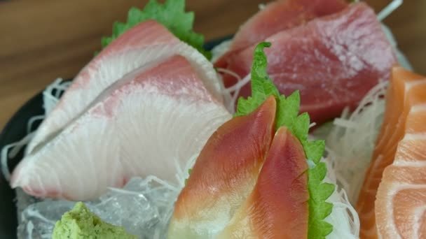 nejrůznější sushi na desce - Záběry, video