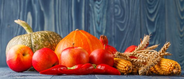 Осенняя концепция с сезонными фруктами и овощами - Фото, изображение