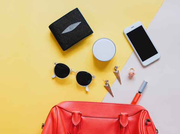 Bolsa de mulher com cosméticos e smartphone
  - Foto, Imagem