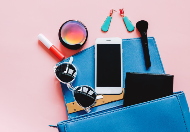 Bolsa de mulher com cosméticos e smartphone
  - Foto, Imagem