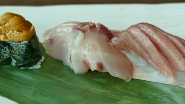 Sushi auf grünem Blatt - Filmmaterial, Video