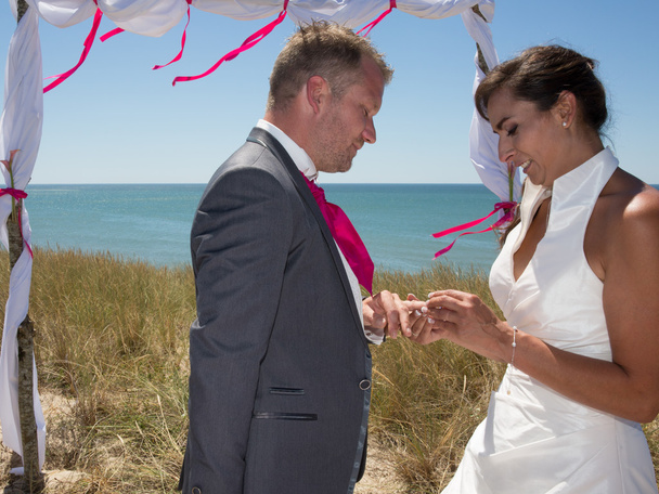 Noiva e noivo trocando anéis de casamento
 - Foto, Imagem