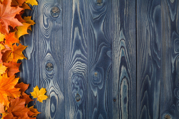 Осенний фон с цветными листьями на синих досках
 - Фото, изображение