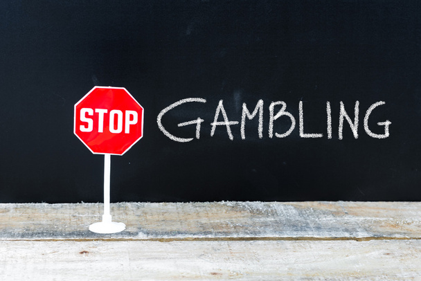 Повідомлення STOP GAMBLING, написане на обкладинці
 - Фото, зображення