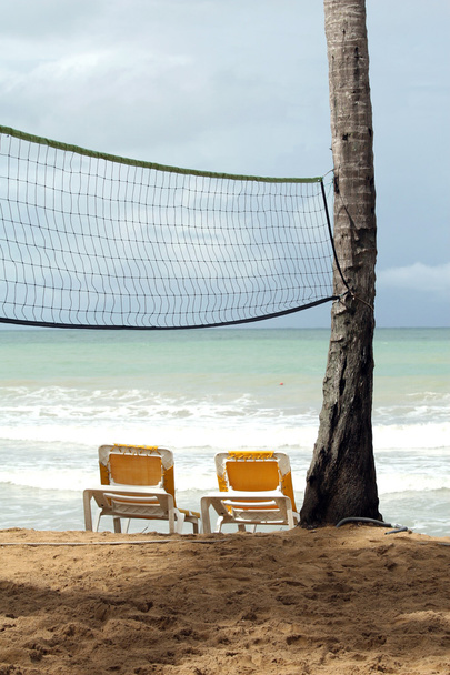 Chaises y Volley net en la playa
 - Foto, imagen