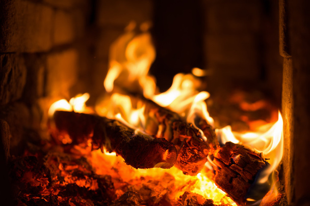 Holzkohle im Grill verbrennen - Foto, Bild