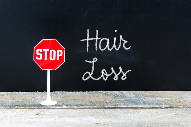 STOP HAIR LOSS повідомлення, написане на дошці
 - Фото, зображення