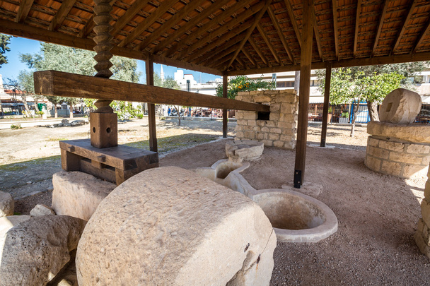 Стародавні вино натисніть поруч із замком в Лімасолі, Кіпр - Фото, зображення