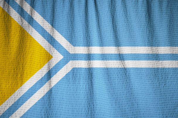 Nahaufnahme einer gerafften Tuva-Fahne, Tuva-Fahne, die im Wind weht - Foto, Bild