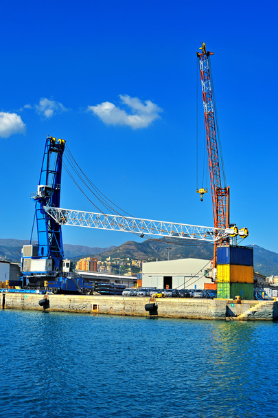 Rahtikuljetukset, nosturit Genovan teollisuussatamassa, Italia
 - Valokuva, kuva