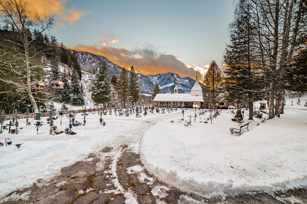 cementerio alpino nevado en invierno
 - Foto, imagen