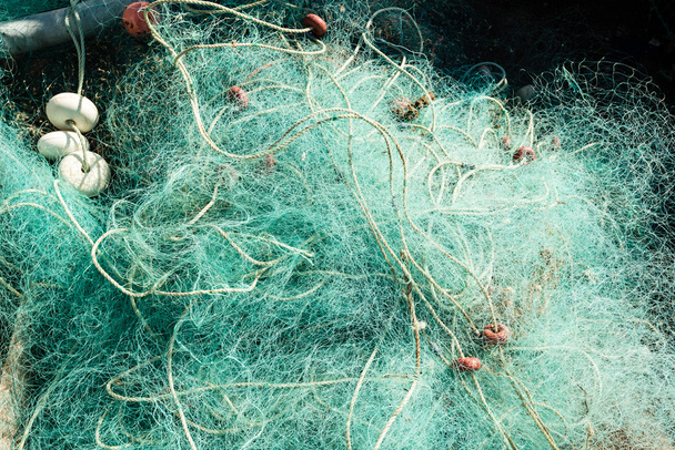 uma pilha de redes de pesca
 - Foto, Imagem
