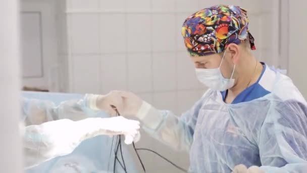 Doctor preparing for surgery equipment for varicose veins - Кадры, видео