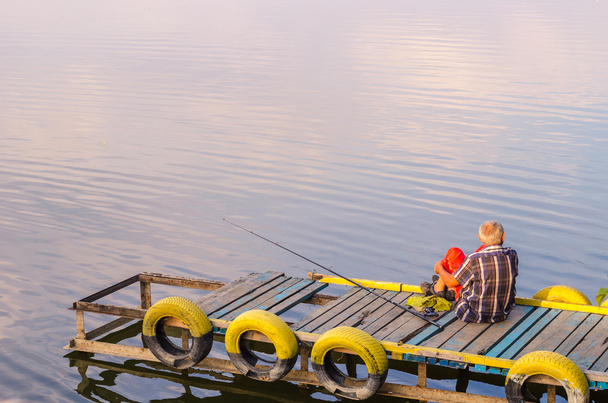Pescadores pescando a primera hora de la mañana luz dorada
. - Foto, imagen