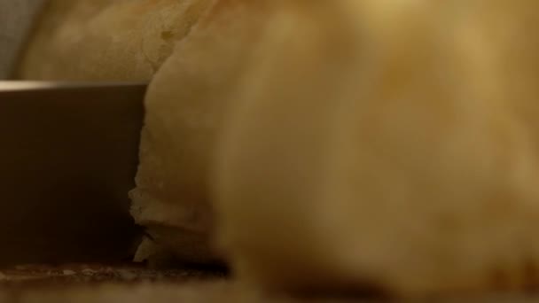 Slicing french baguette - Πλάνα, βίντεο