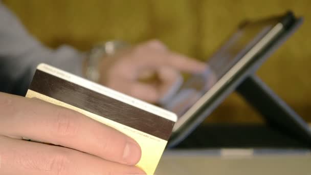 タブレットにクレジット カードを含む仮想ストアにショッピング - 映像、動画