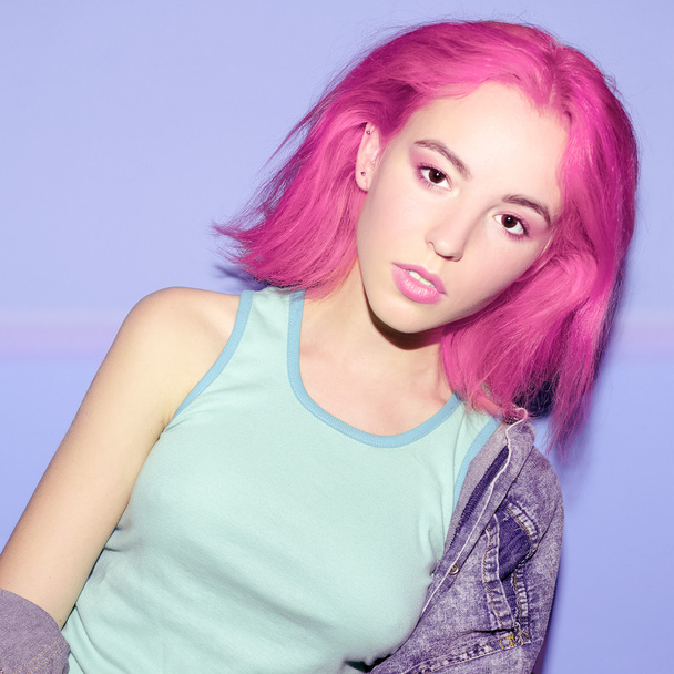 ピンクの髪とメイクアップのトレンド ミックスの色と官能的な女の子 - 写真・画像
