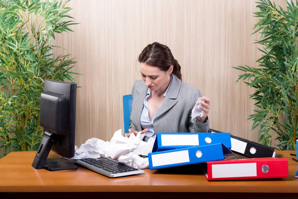 Заробітна бізнес-леді в офісі під стресом
 - Фото, зображення