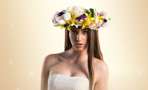 花の冠とモデルの女性 - 写真・画像