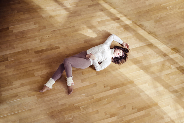 дівчина відпочиває після танцю
 - Фото, зображення