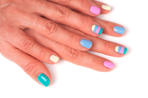 kleurrijke manicure close-up geïsoleerd op witte achtergrond - Foto, afbeelding