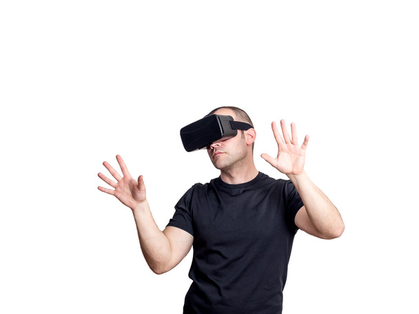 Hombre usando auriculares de realidad virtual aislados en un negro blanco
 - Foto, imagen