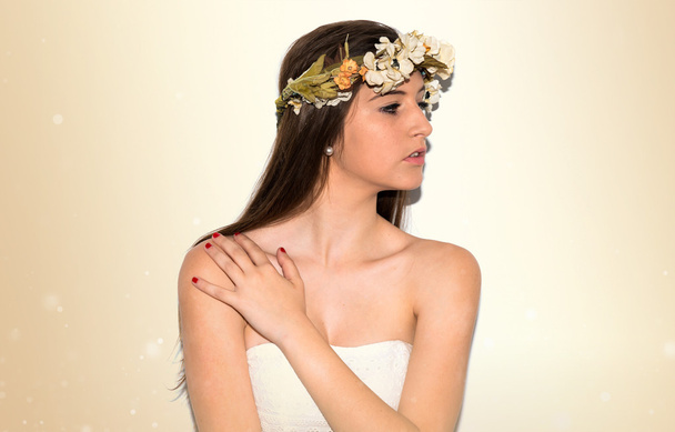 Mulher modelo com coroa de flores
 - Foto, Imagem