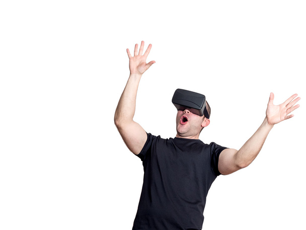 Homme heureux s'amuser avec casque de réalité virtuelle
 - Photo, image