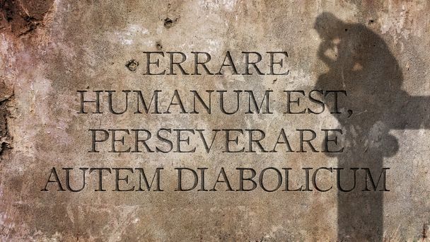 Errare humanum est, perseverare autem diabolicum. Una frase latina
. - Foto, imagen