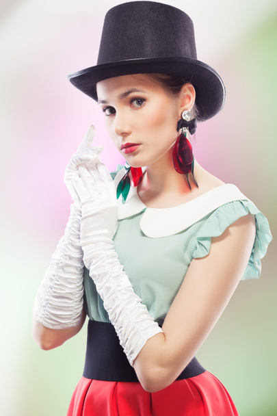 Chica con sombrero de copa y guantes
 - Foto, Imagen